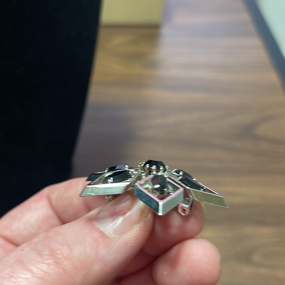 Vintage Black Faceted Glass Prong Set Diamond Floral Brooch and Clip-on Set - Picture 4 of 9